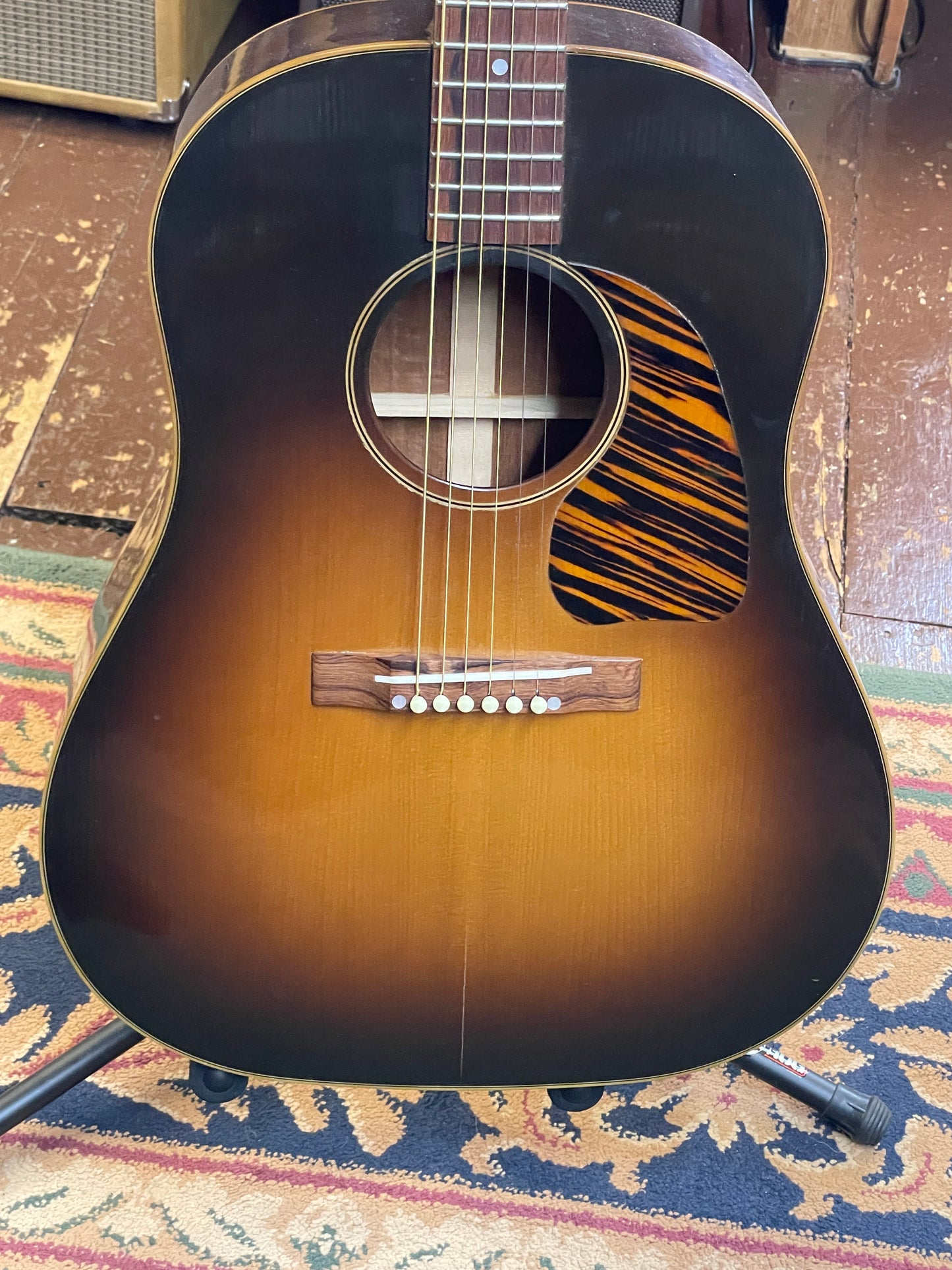 Gibson Custom 1942 Banner J-45 Reissue Vintage Sunburst (CSRS4542VS) - USED